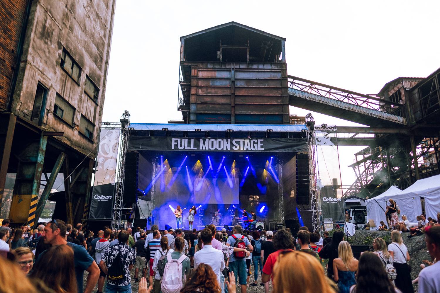 Macklemore nenechal na Goulding a Burna Boyovi nit suchou a rozjel největší show letošních Colours