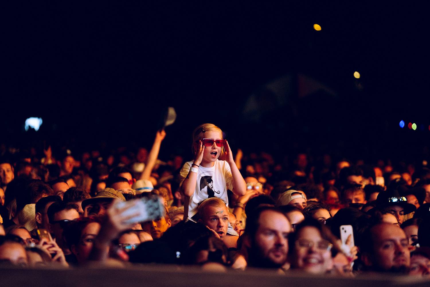 Macklemore nenechal na Goulding a Burna Boyovi nit suchou a rozjel největší show letošních Colours
