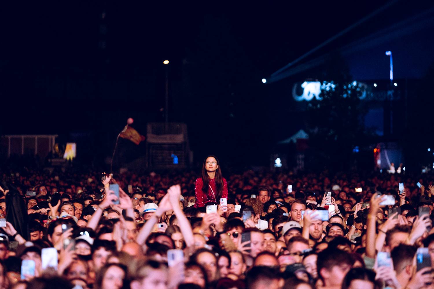 Macklemore nenechal na Goulding a Burna Boyovi nit suchou a rozjel největší show letošních Colours