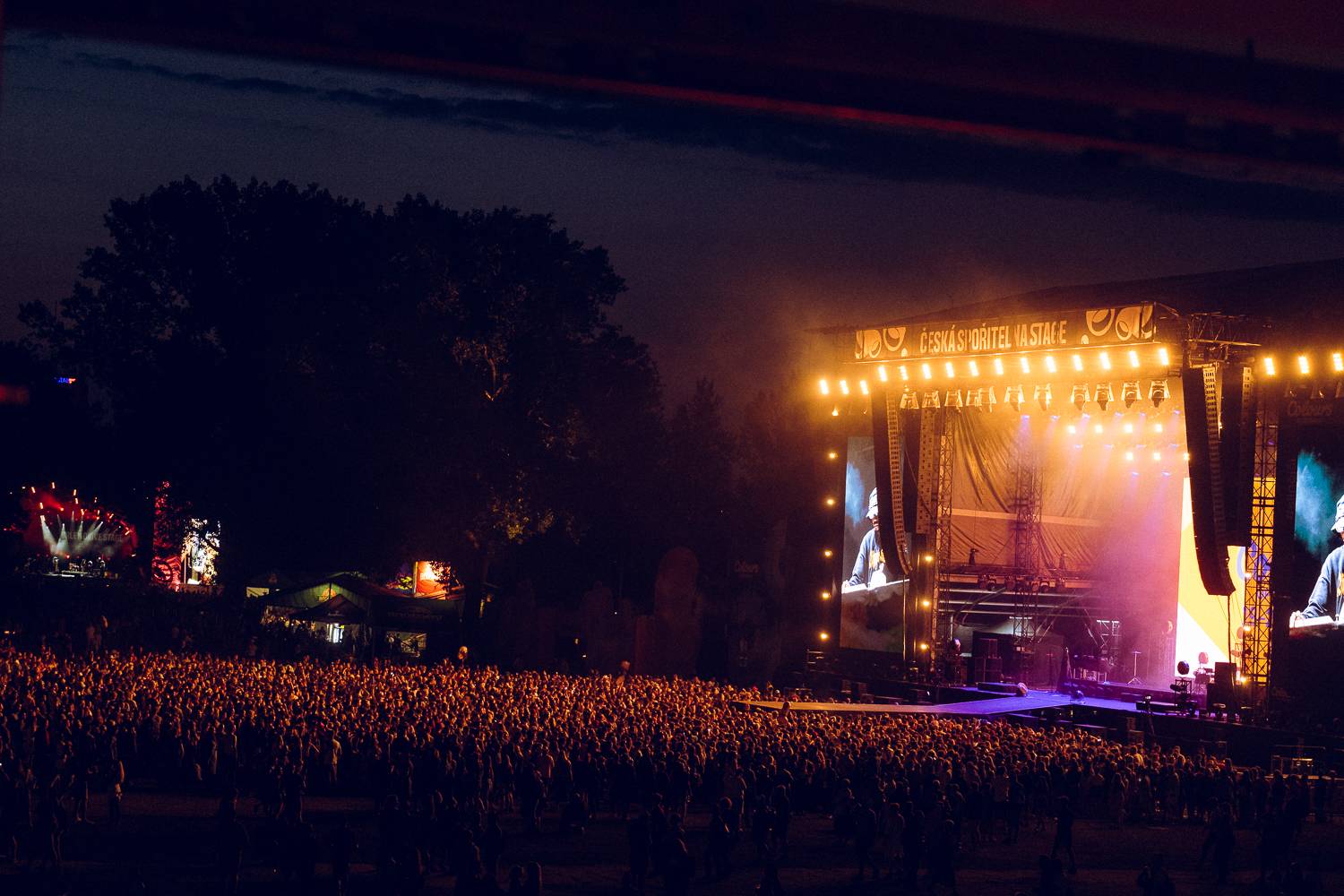 Macklemore nenechal na Goulding a Burna Boyovi nit suchou a rozjel největší show letošních Colours