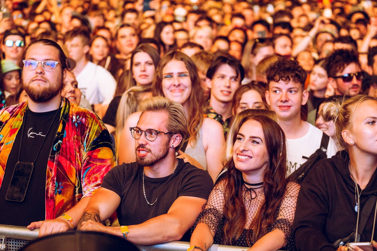 Macklemore nenechal na Goulding a Burna Boyovi nit suchou a rozjel největší show letošních Colours