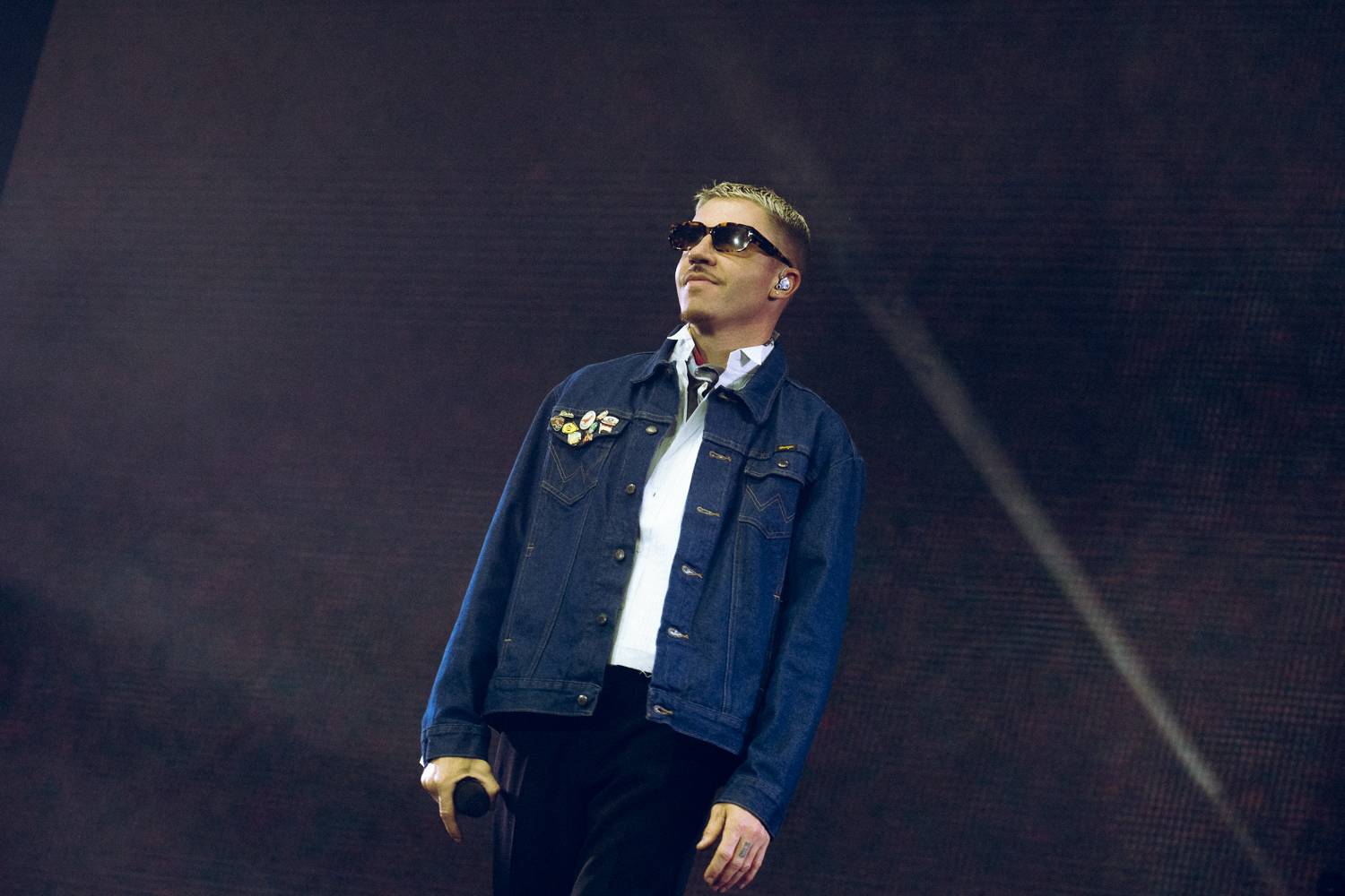 Macklemore nenechal na Goulding a Burna Boyovi nit suchou a rozjel největší show letošních Colours