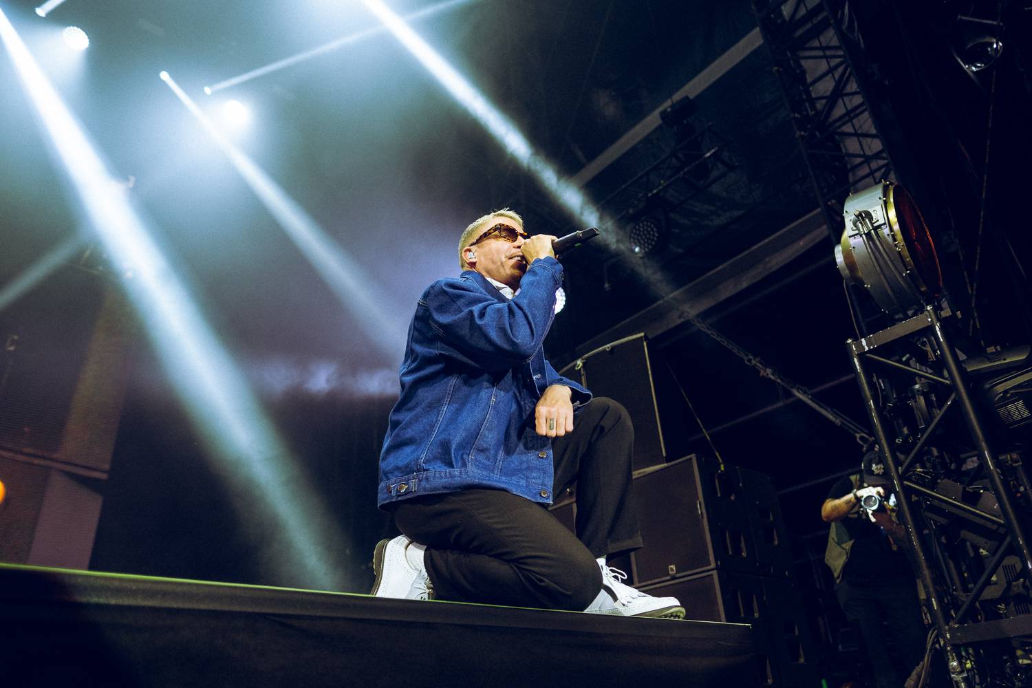 Macklemore nenechal na Goulding a Burna Boyovi nit suchou a rozjel největší show letošních Colours