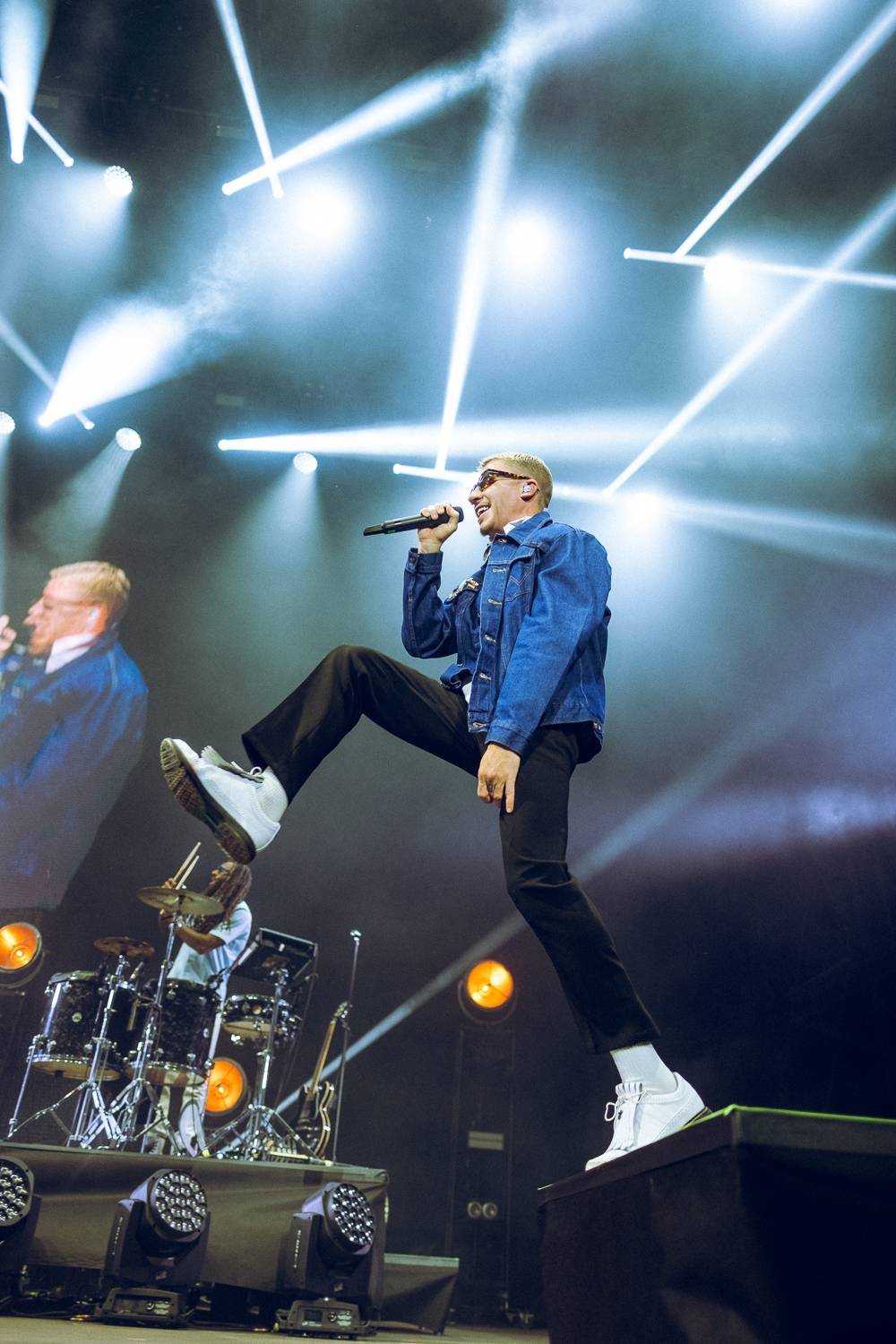 Macklemore nenechal na Goulding a Burna Boyovi nit suchou a rozjel největší show letošních Colours