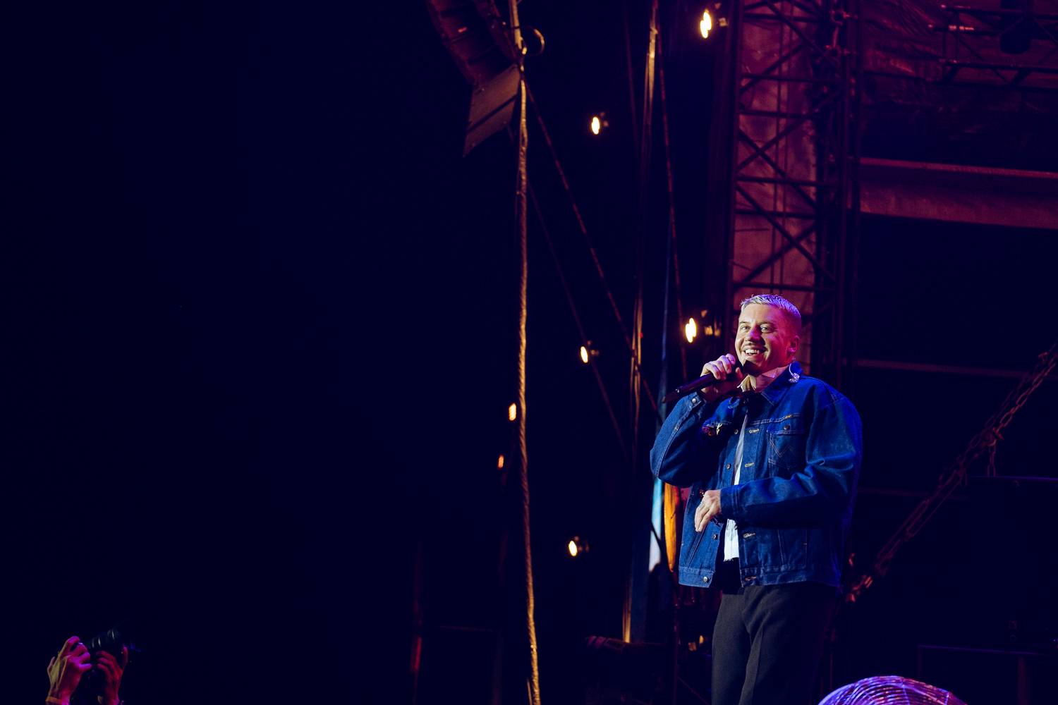 Macklemore nenechal na Goulding a Burna Boyovi nit suchou a rozjel největší show letošních Colours