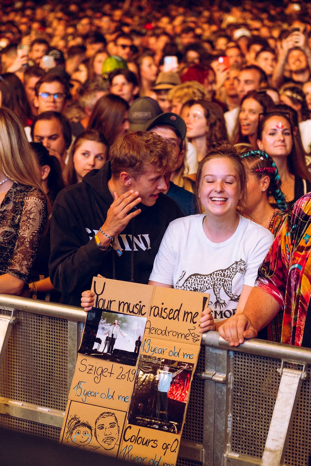 Macklemore nenechal na Goulding a Burna Boyovi nit suchou a rozjel největší show letošních Colours