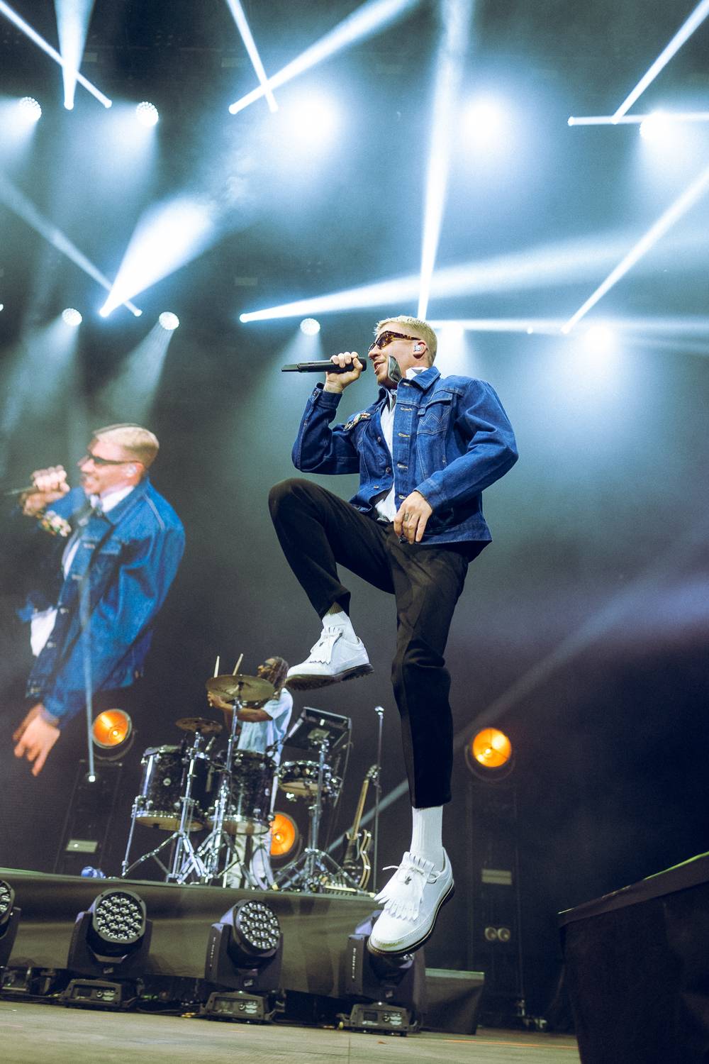 Macklemore nenechal na Goulding a Burna Boyovi nit suchou a rozjel největší show letošních Colours