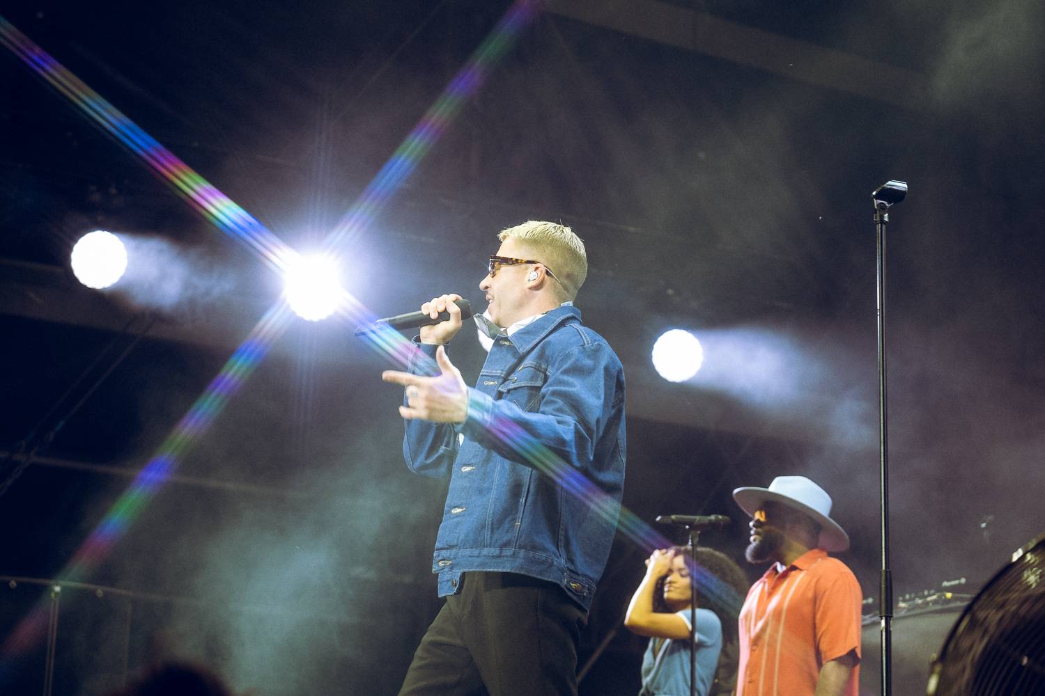 Macklemore nenechal na Goulding a Burna Boyovi nit suchou a rozjel největší show letošních Colours