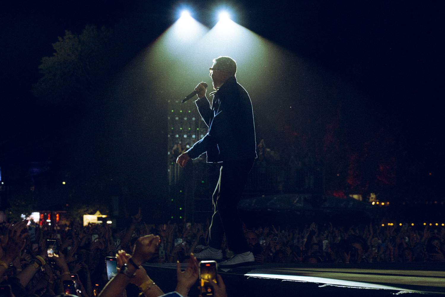 Macklemore nenechal na Goulding a Burna Boyovi nit suchou a rozjel největší show letošních Colours