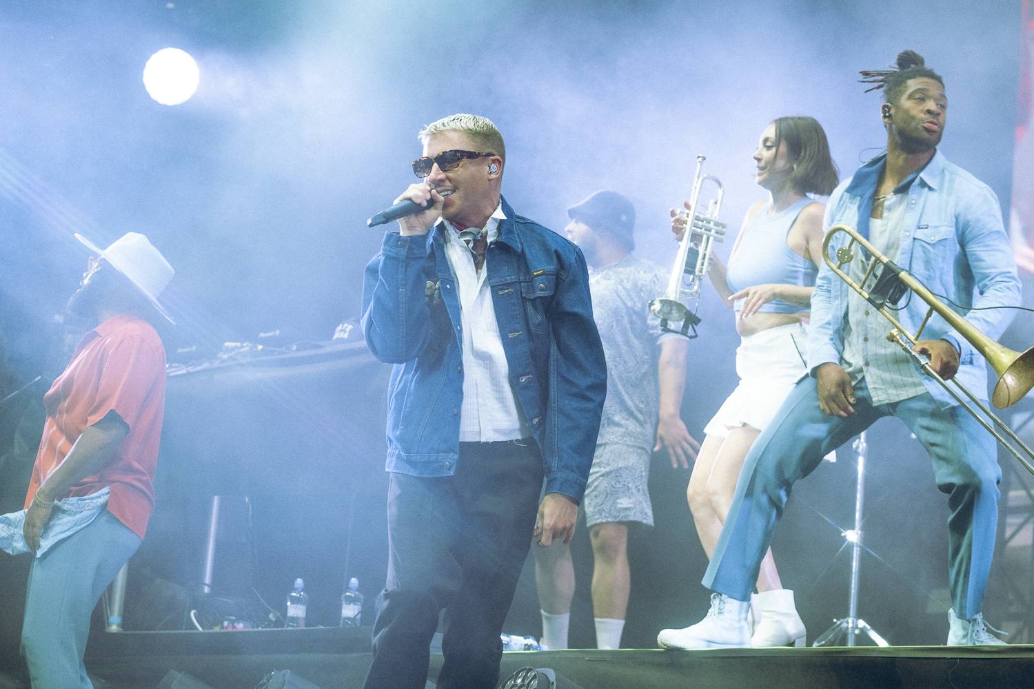 Macklemore nenechal na Goulding a Burna Boyovi nit suchou a rozjel největší show letošních Colours
