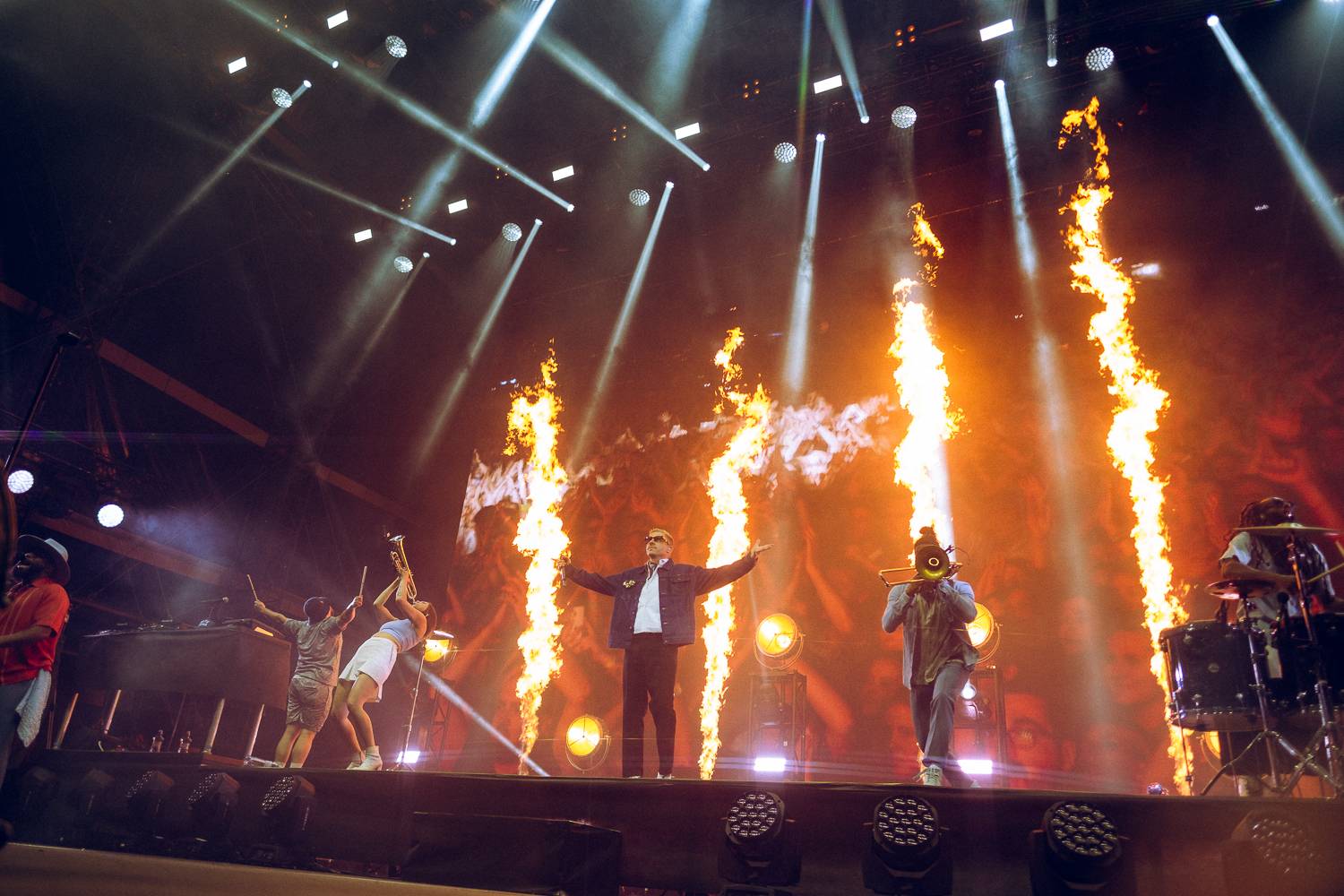 Macklemore nenechal na Goulding a Burna Boyovi nit suchou a rozjel největší show letošních Colours