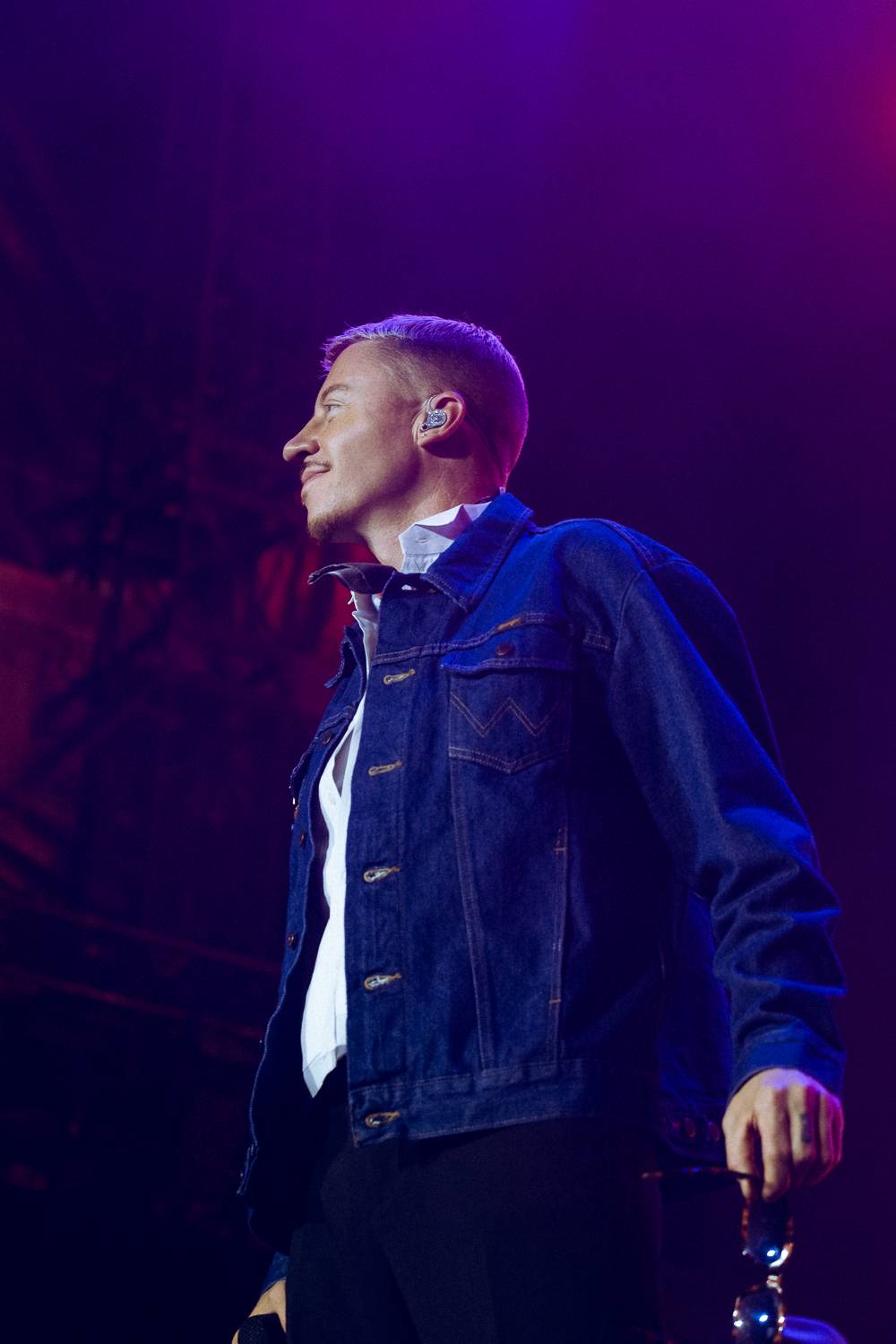 Macklemore nenechal na Goulding a Burna Boyovi nit suchou a rozjel největší show letošních Colours
