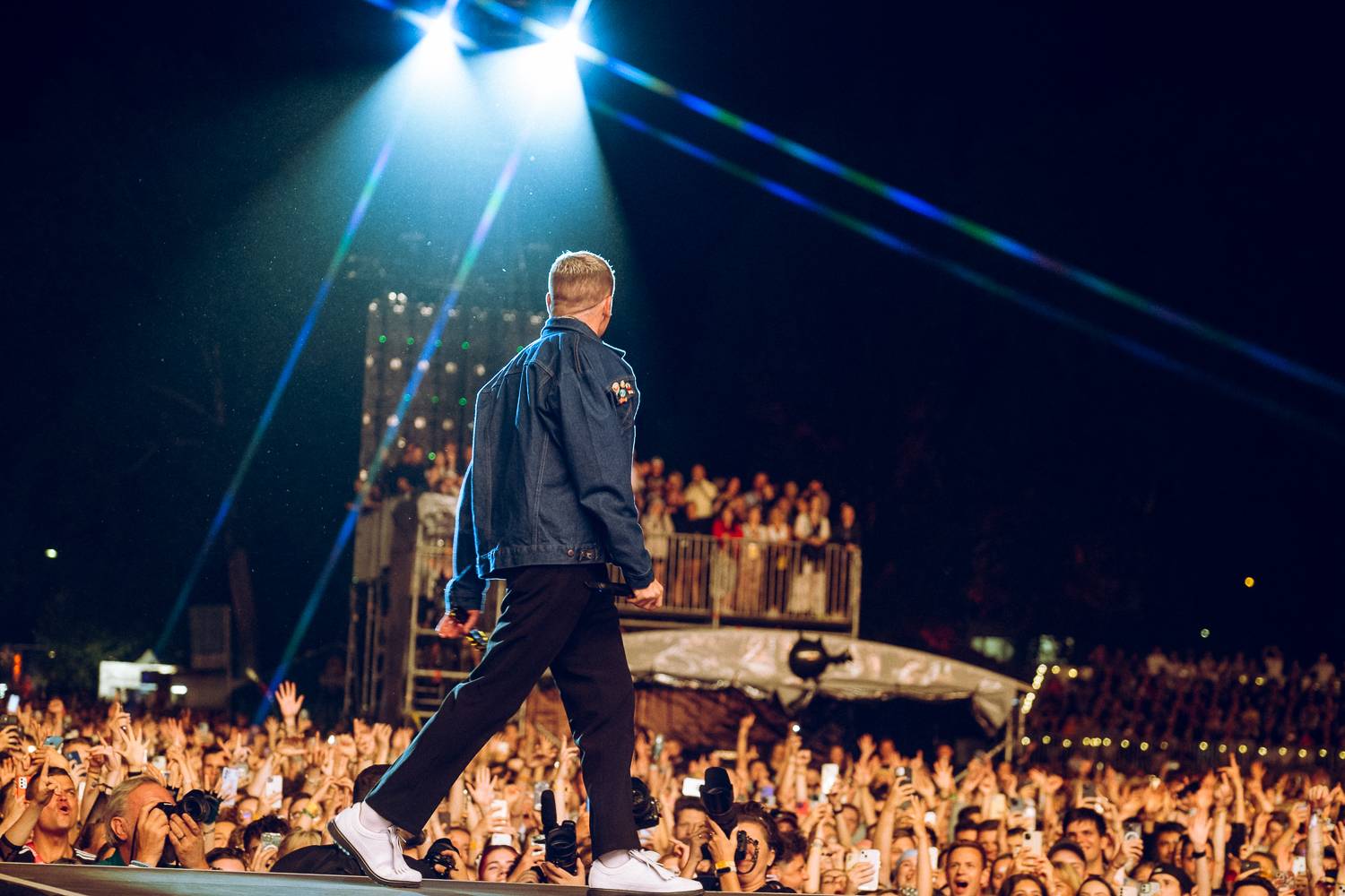 Macklemore nenechal na Goulding a Burna Boyovi nit suchou a rozjel největší show letošních Colours