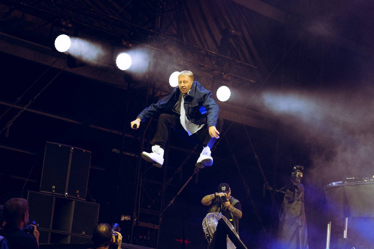 Macklemore nenechal na Goulding a Burna Boyovi nit suchou a rozjel největší show letošních Colours