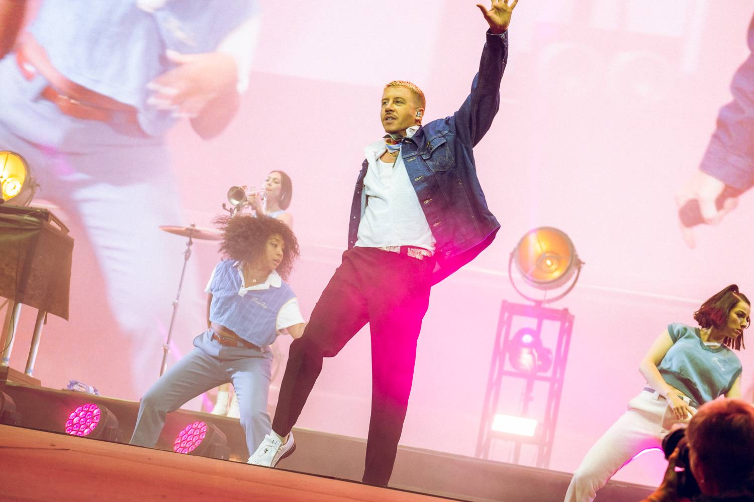 Macklemore nenechal na Goulding a Burna Boyovi nit suchou a rozjel největší show letošních Colours