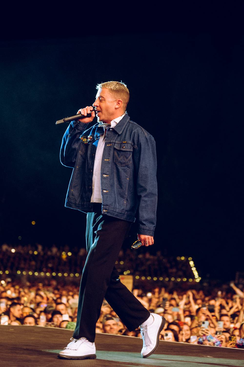 Macklemore nenechal na Goulding a Burna Boyovi nit suchou a rozjel největší show letošních Colours