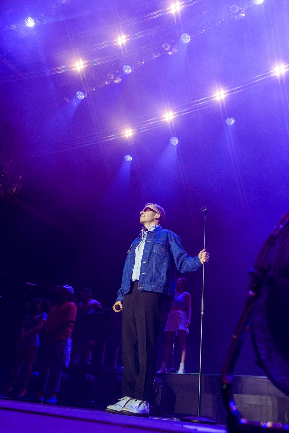 Macklemore nenechal na Goulding a Burna Boyovi nit suchou a rozjel největší show letošních Colours