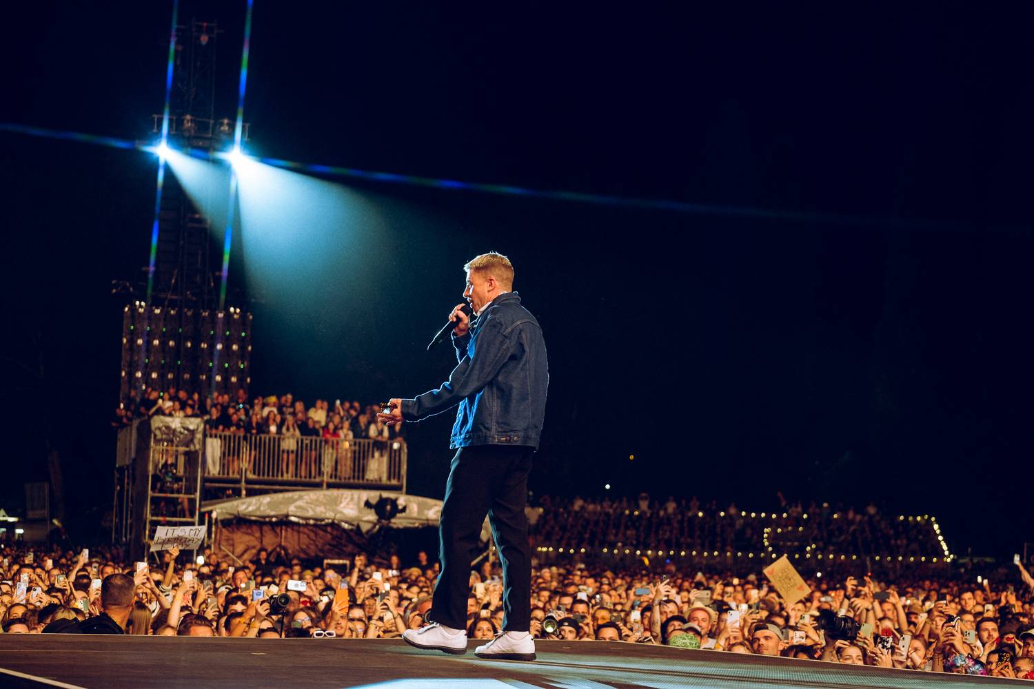 Macklemore nenechal na Goulding a Burna Boyovi nit suchou a rozjel největší show letošních Colours