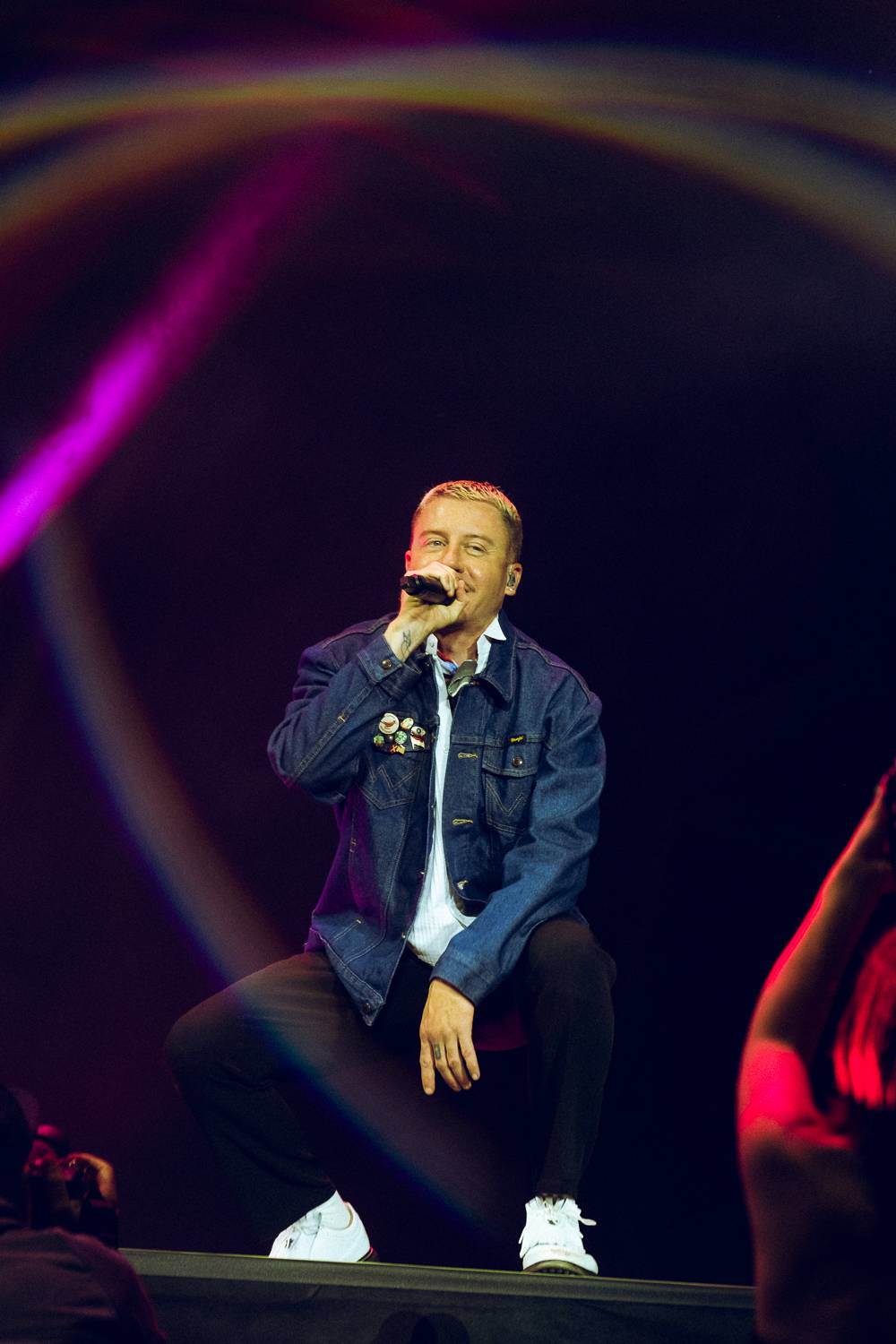 Macklemore nenechal na Goulding a Burna Boyovi nit suchou a rozjel největší show letošních Colours