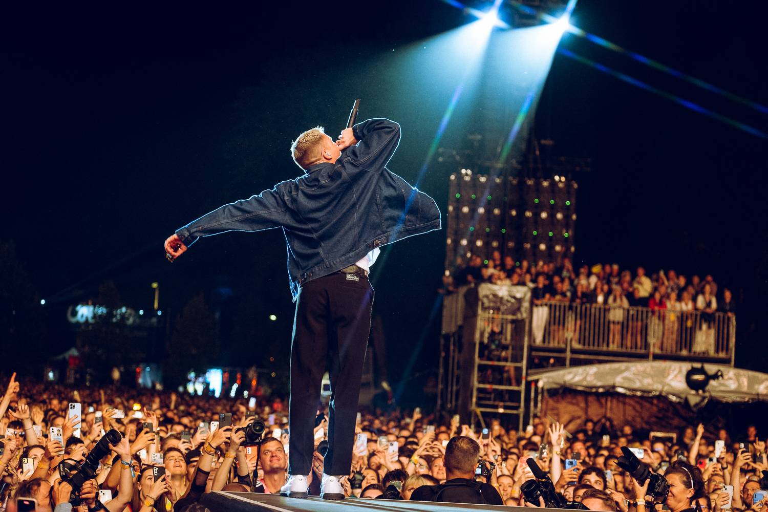 Macklemore nenechal na Goulding a Burna Boyovi nit suchou a rozjel největší show letošních Colours