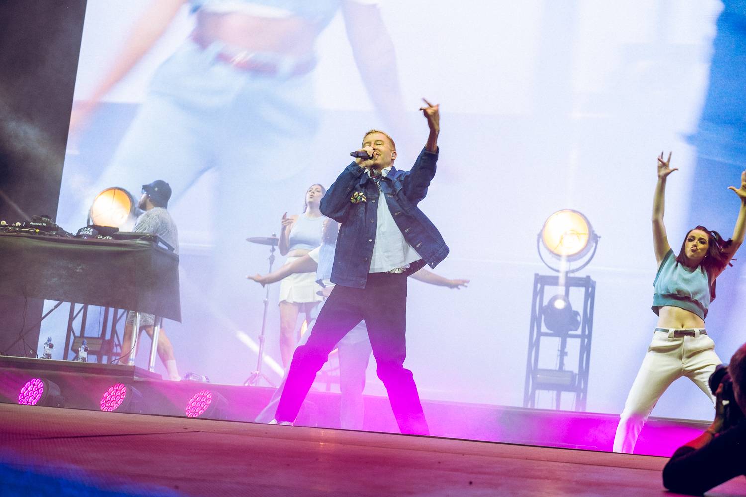 Macklemore nenechal na Goulding a Burna Boyovi nit suchou a rozjel největší show letošních Colours