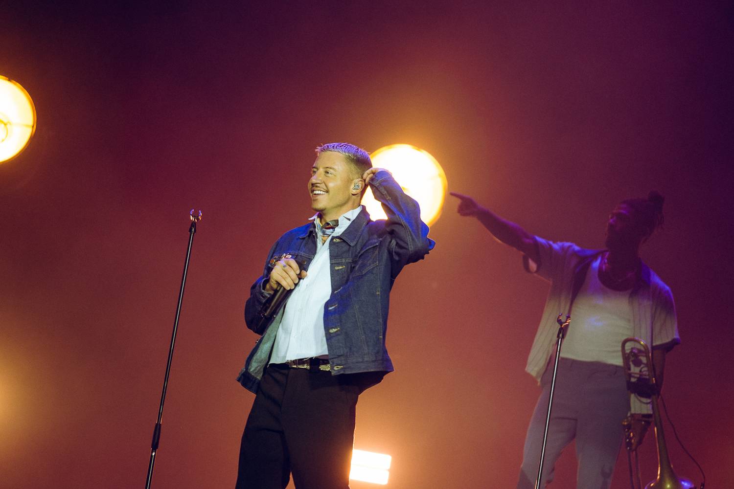 Macklemore nenechal na Goulding a Burna Boyovi nit suchou a rozjel největší show letošních Colours