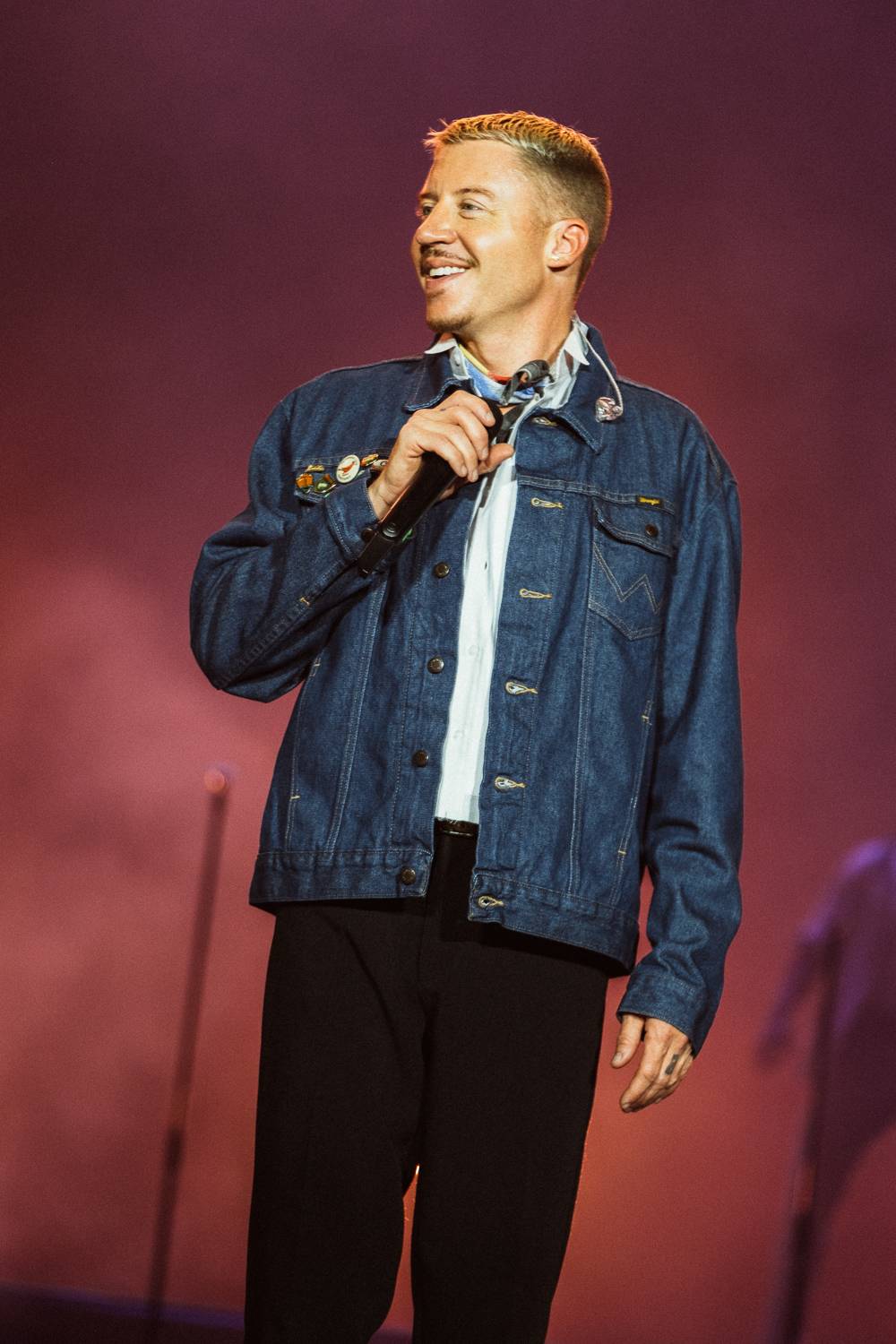 Macklemore nenechal na Goulding a Burna Boyovi nit suchou a rozjel největší show letošních Colours