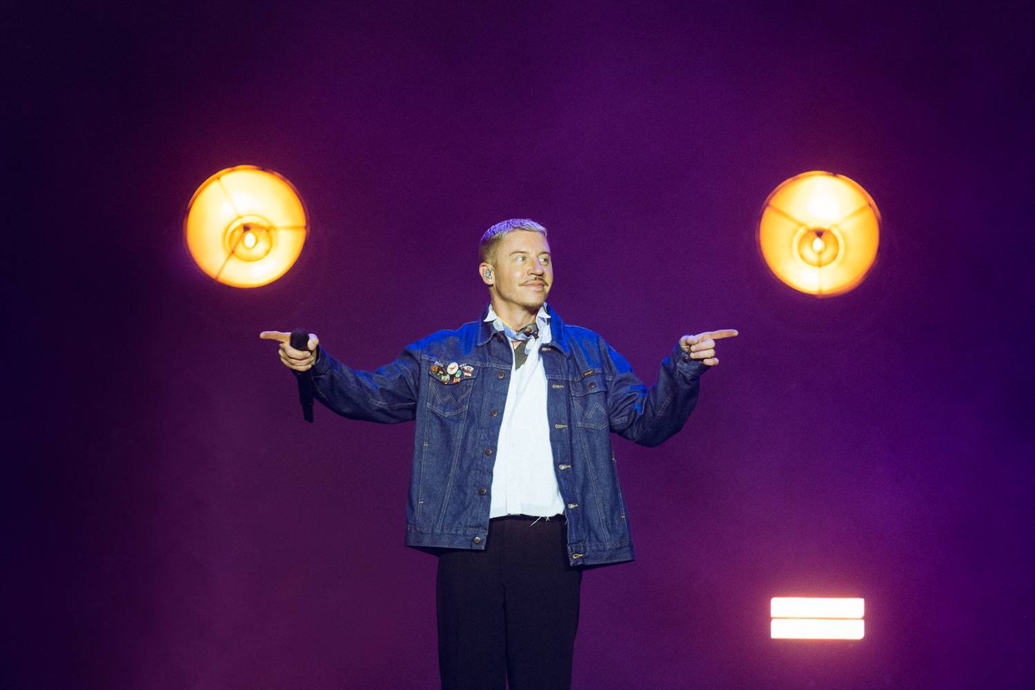 Macklemore nenechal na Goulding a Burna Boyovi nit suchou a rozjel největší show letošních Colours