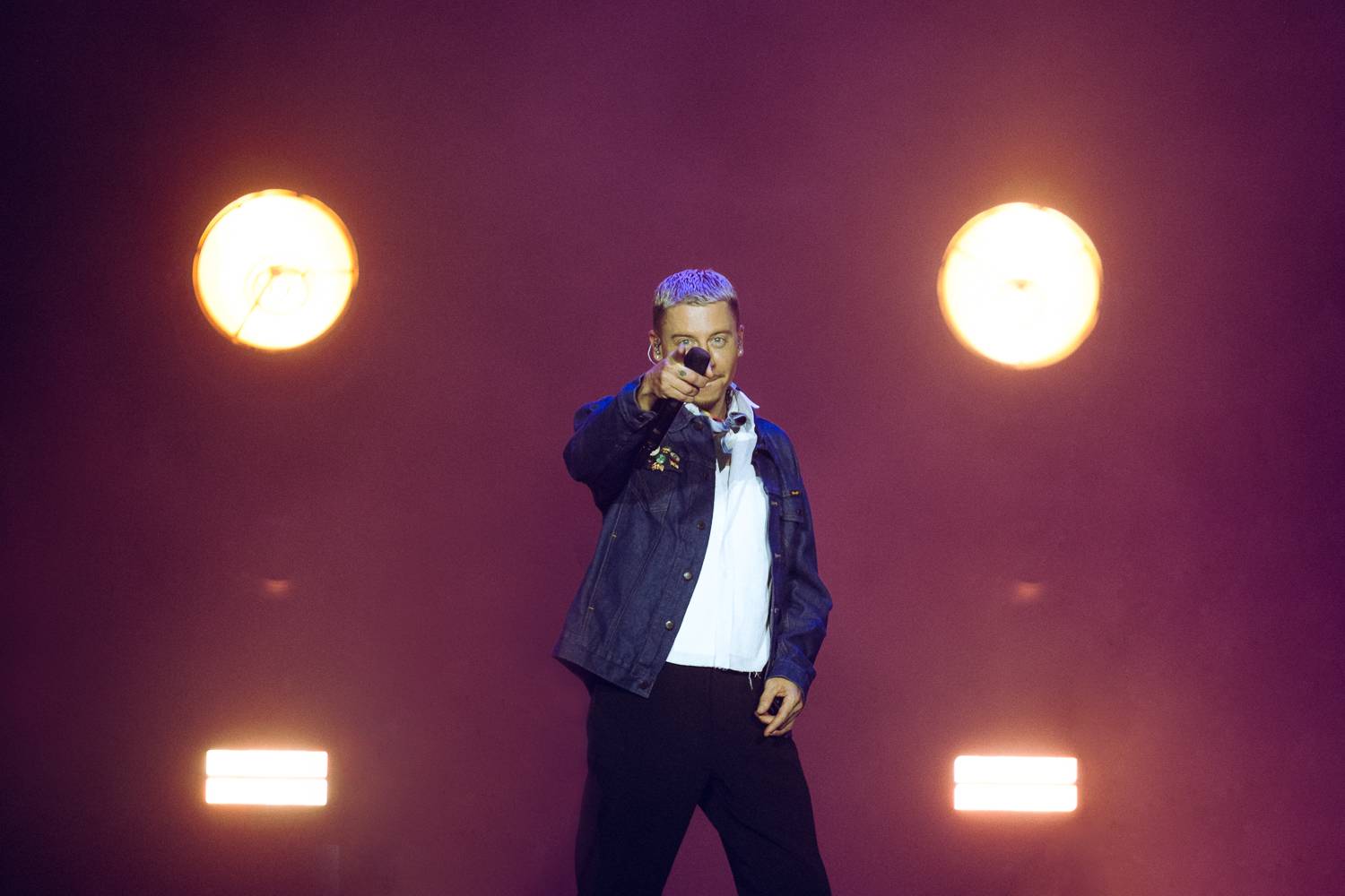 Macklemore nenechal na Goulding a Burna Boyovi nit suchou a rozjel největší show letošních Colours