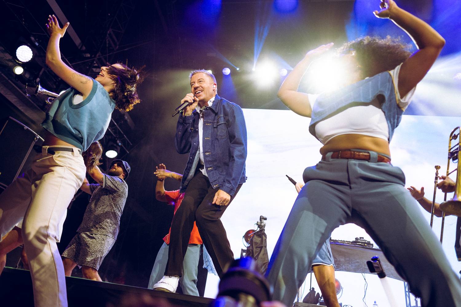 Macklemore nenechal na Goulding a Burna Boyovi nit suchou a rozjel největší show letošních Colours