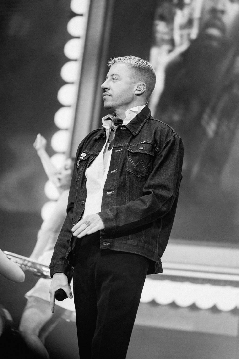 Macklemore nenechal na Goulding a Burna Boyovi nit suchou a rozjel největší show letošních Colours