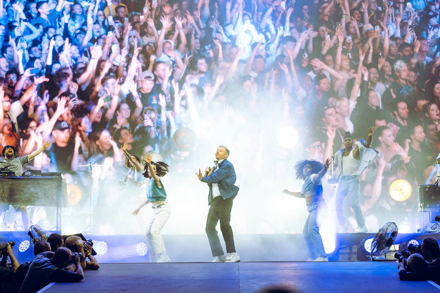 Macklemore nenechal na Goulding a Burna Boyovi nit suchou a rozjel největší show letošních Colours