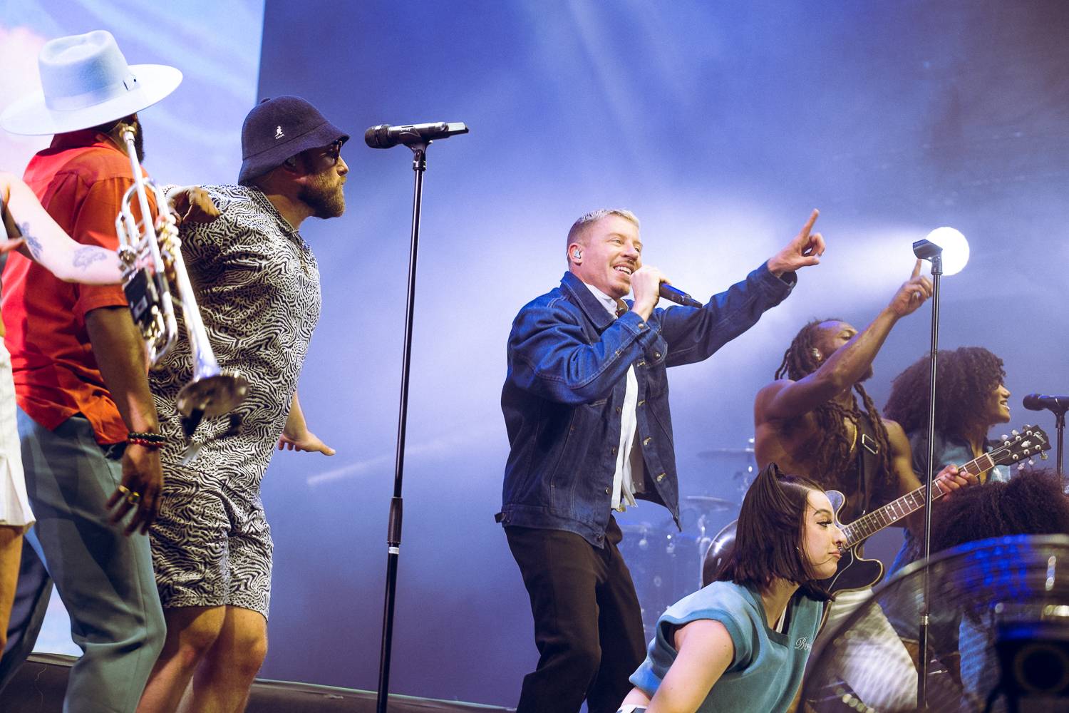 Macklemore nenechal na Goulding a Burna Boyovi nit suchou a rozjel největší show letošních Colours