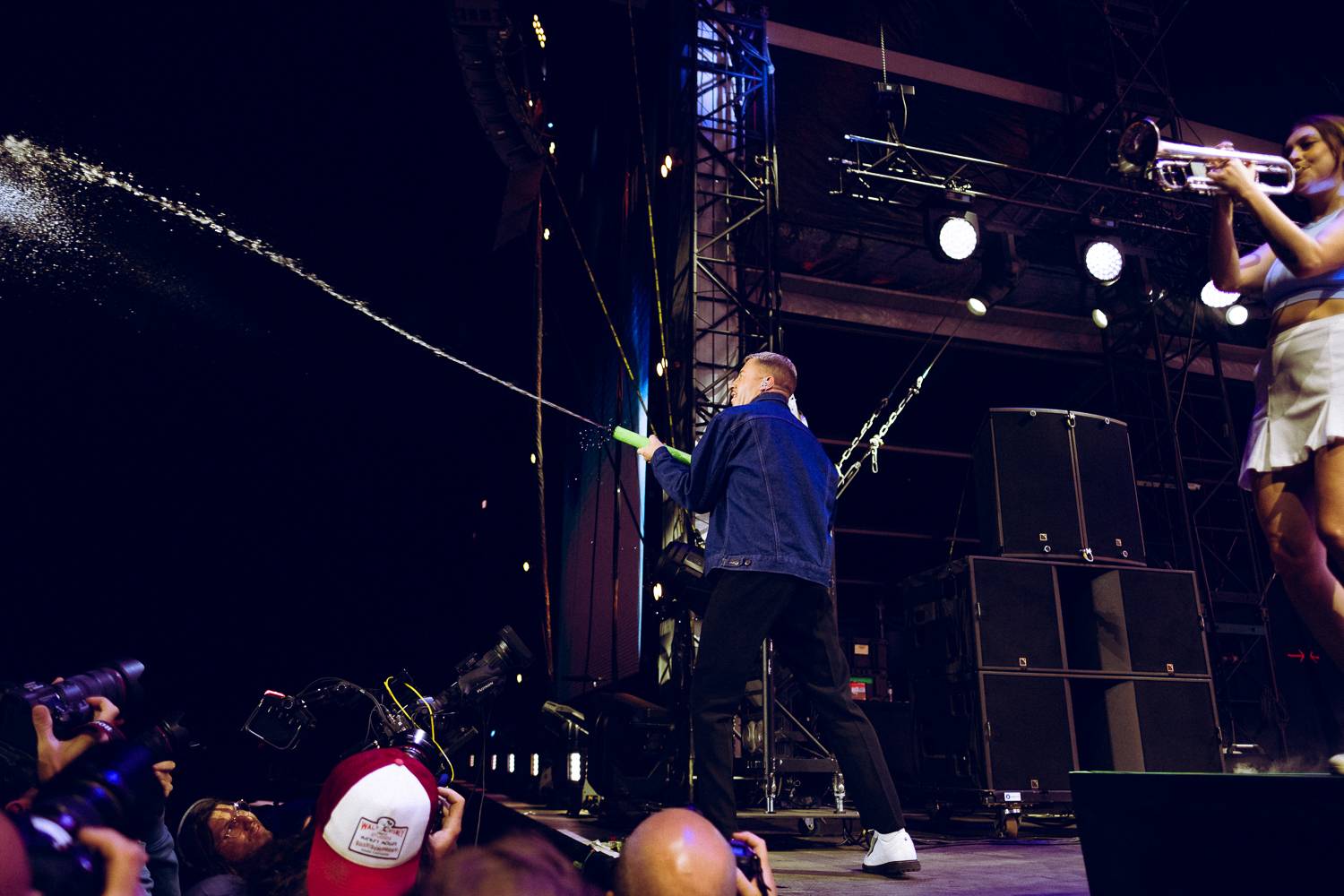 Macklemore nenechal na Goulding a Burna Boyovi nit suchou a rozjel největší show letošních Colours