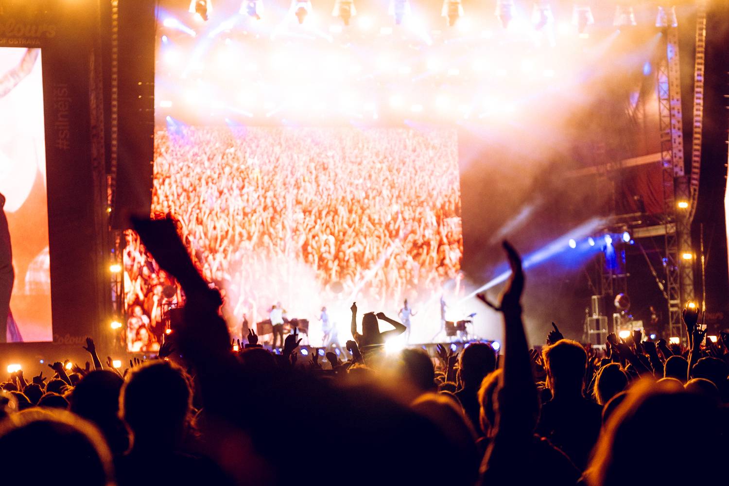 Macklemore nenechal na Goulding a Burna Boyovi nit suchou a rozjel největší show letošních Colours