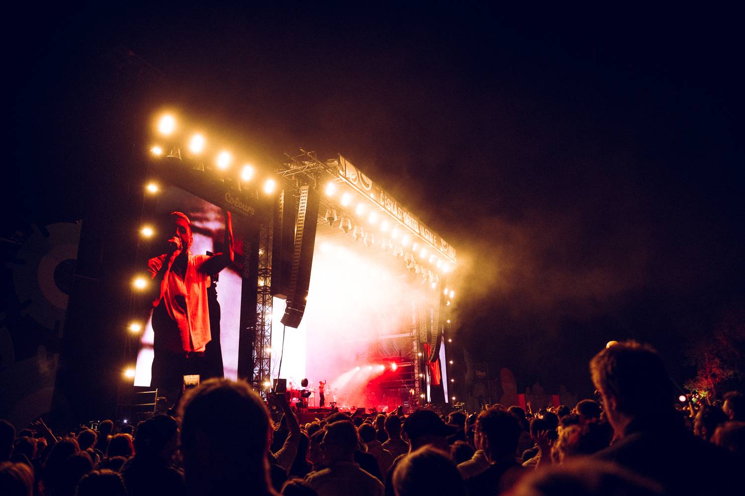 Macklemore nenechal na Goulding a Burna Boyovi nit suchou a rozjel největší show letošních Colours