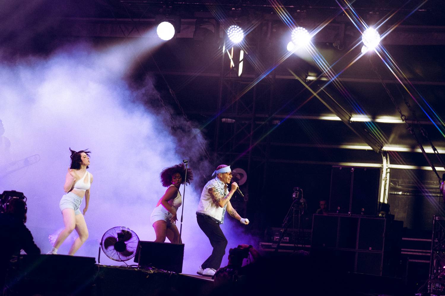 Macklemore nenechal na Goulding a Burna Boyovi nit suchou a rozjel největší show letošních Colours