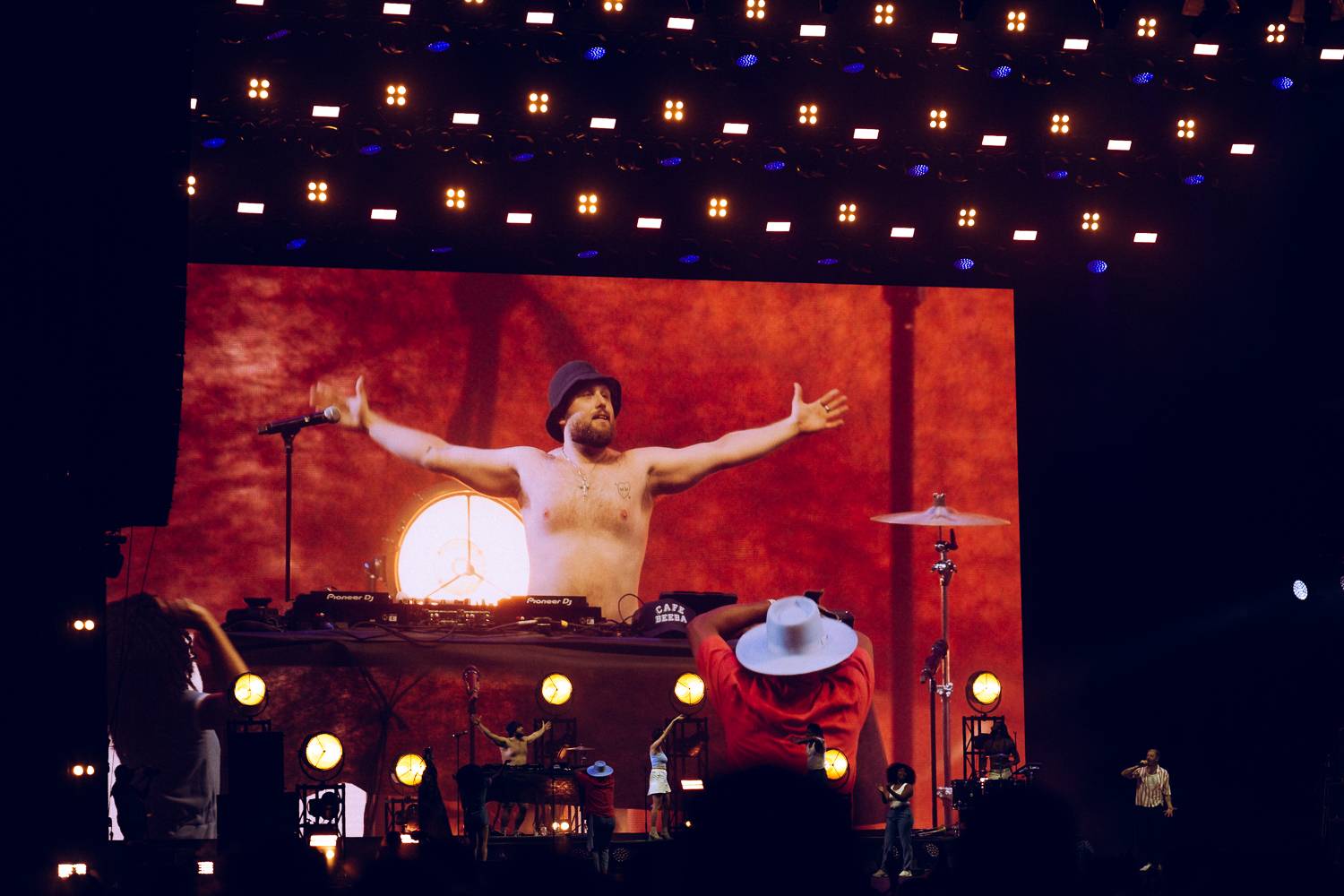 Macklemore nenechal na Goulding a Burna Boyovi nit suchou a rozjel největší show letošních Colours