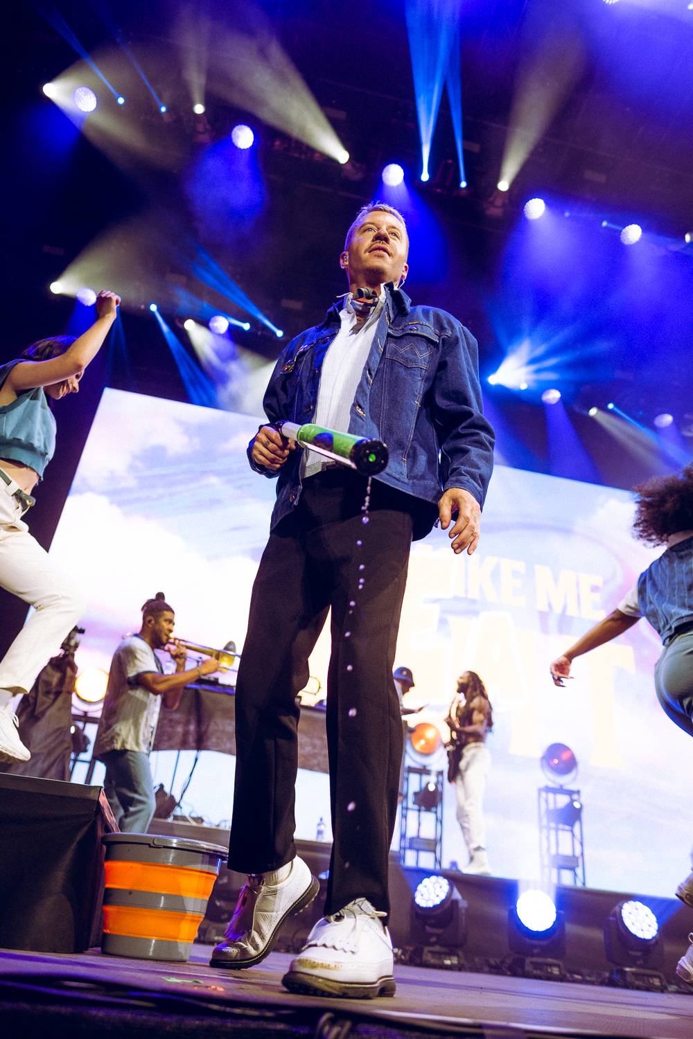 Macklemore nenechal na Goulding a Burna Boyovi nit suchou a rozjel největší show letošních Colours