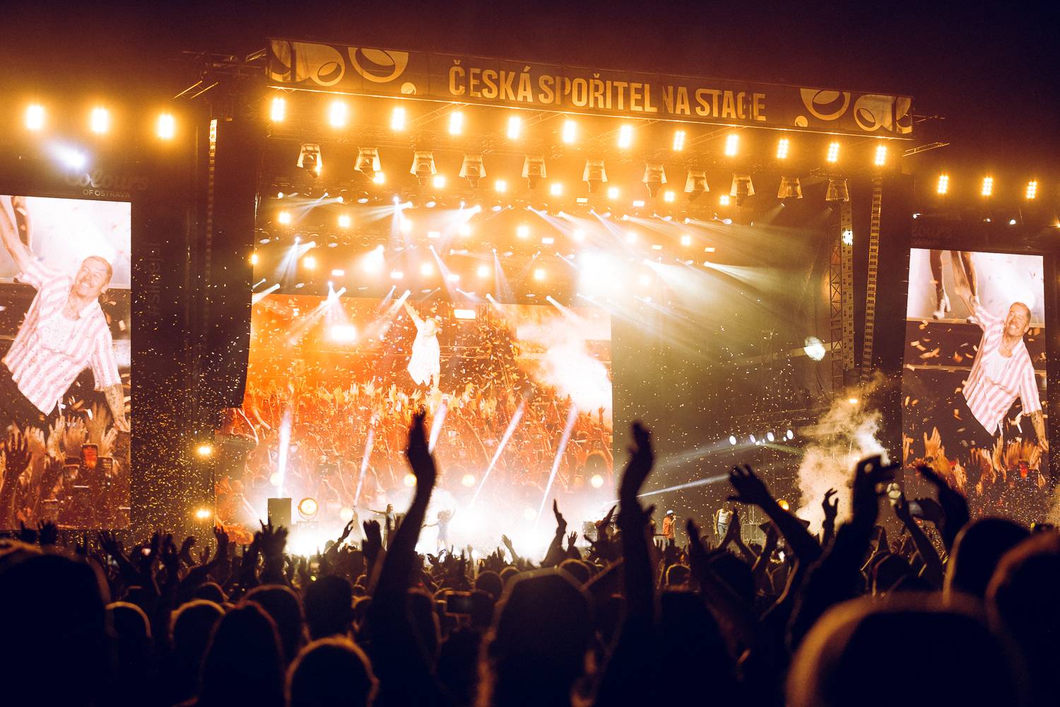 Macklemore nenechal na Goulding a Burna Boyovi nit suchou a rozjel největší show letošních Colours