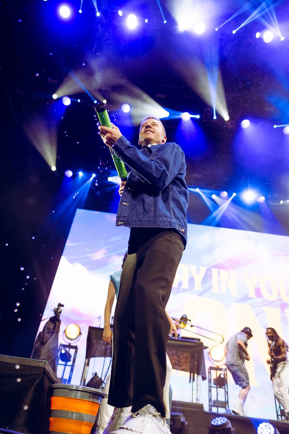 Macklemore nenechal na Goulding a Burna Boyovi nit suchou a rozjel největší show letošních Colours