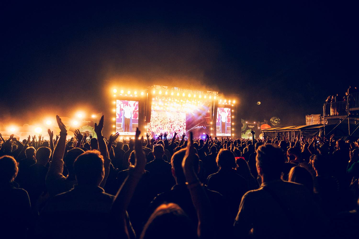 Macklemore nenechal na Goulding a Burna Boyovi nit suchou a rozjel největší show letošních Colours