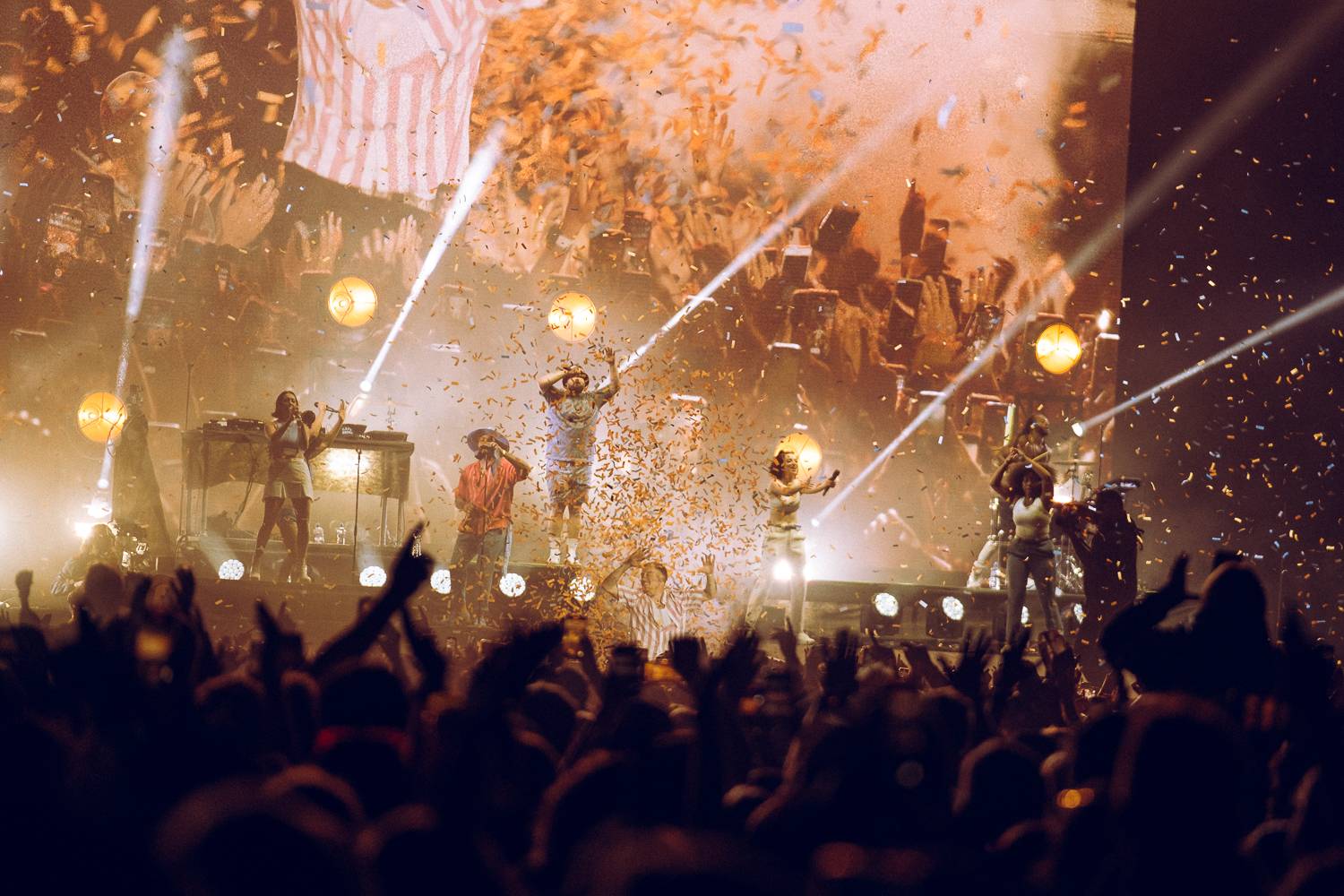 Macklemore nenechal na Goulding a Burna Boyovi nit suchou a rozjel největší show letošních Colours