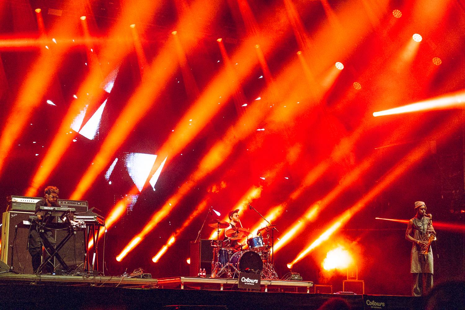 Macklemore nenechal na Goulding a Burna Boyovi nit suchou a rozjel největší show letošních Colours