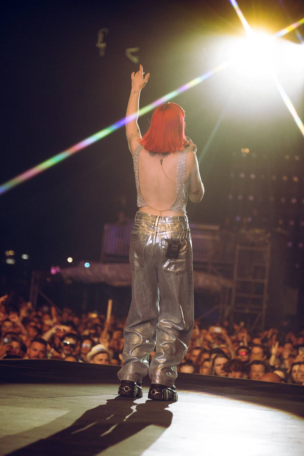 Macklemore nenechal na Goulding a Burna Boyovi nit suchou a rozjel největší show letošních Colours