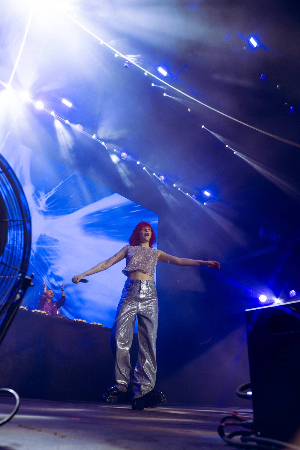 Macklemore nenechal na Goulding a Burna Boyovi nit suchou a rozjel největší show letošních Colours