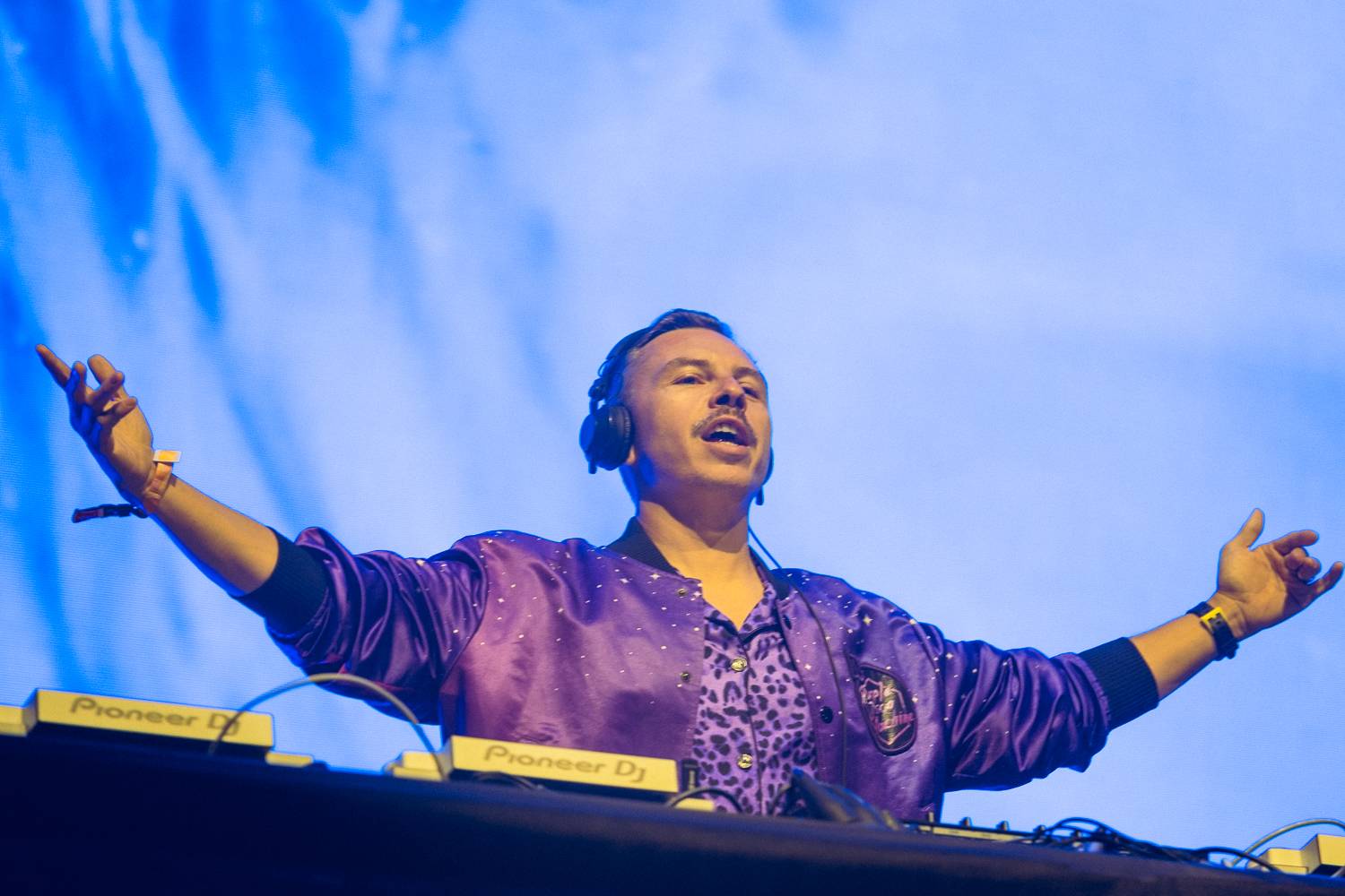 Macklemore nenechal na Goulding a Burna Boyovi nit suchou a rozjel největší show letošních Colours