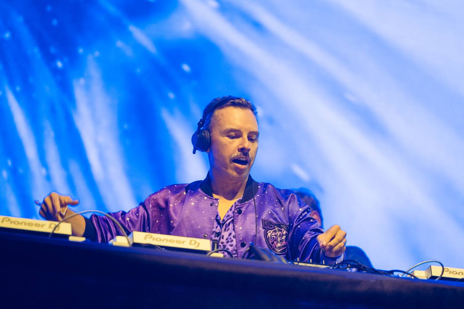 Macklemore nenechal na Goulding a Burna Boyovi nit suchou a rozjel největší show letošních Colours