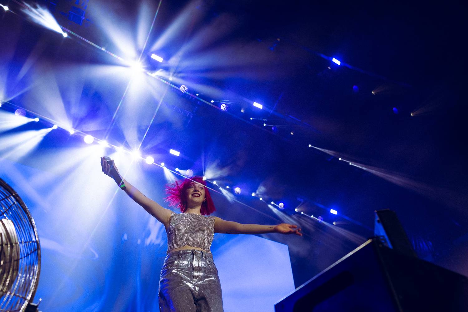 Macklemore nenechal na Goulding a Burna Boyovi nit suchou a rozjel největší show letošních Colours