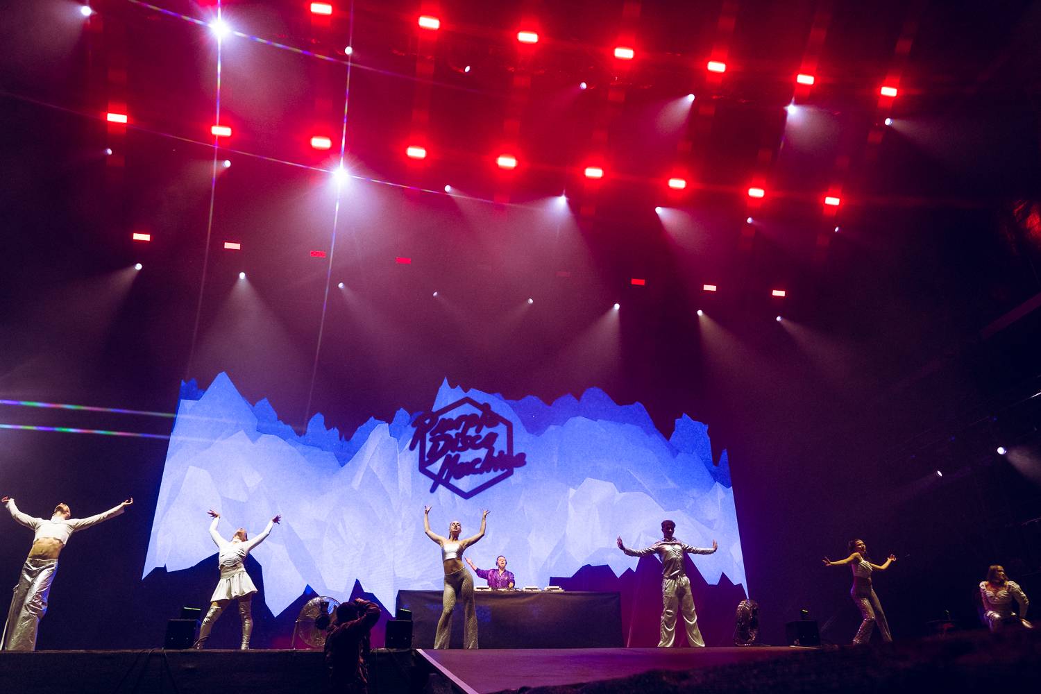 Macklemore nenechal na Goulding a Burna Boyovi nit suchou a rozjel největší show letošních Colours